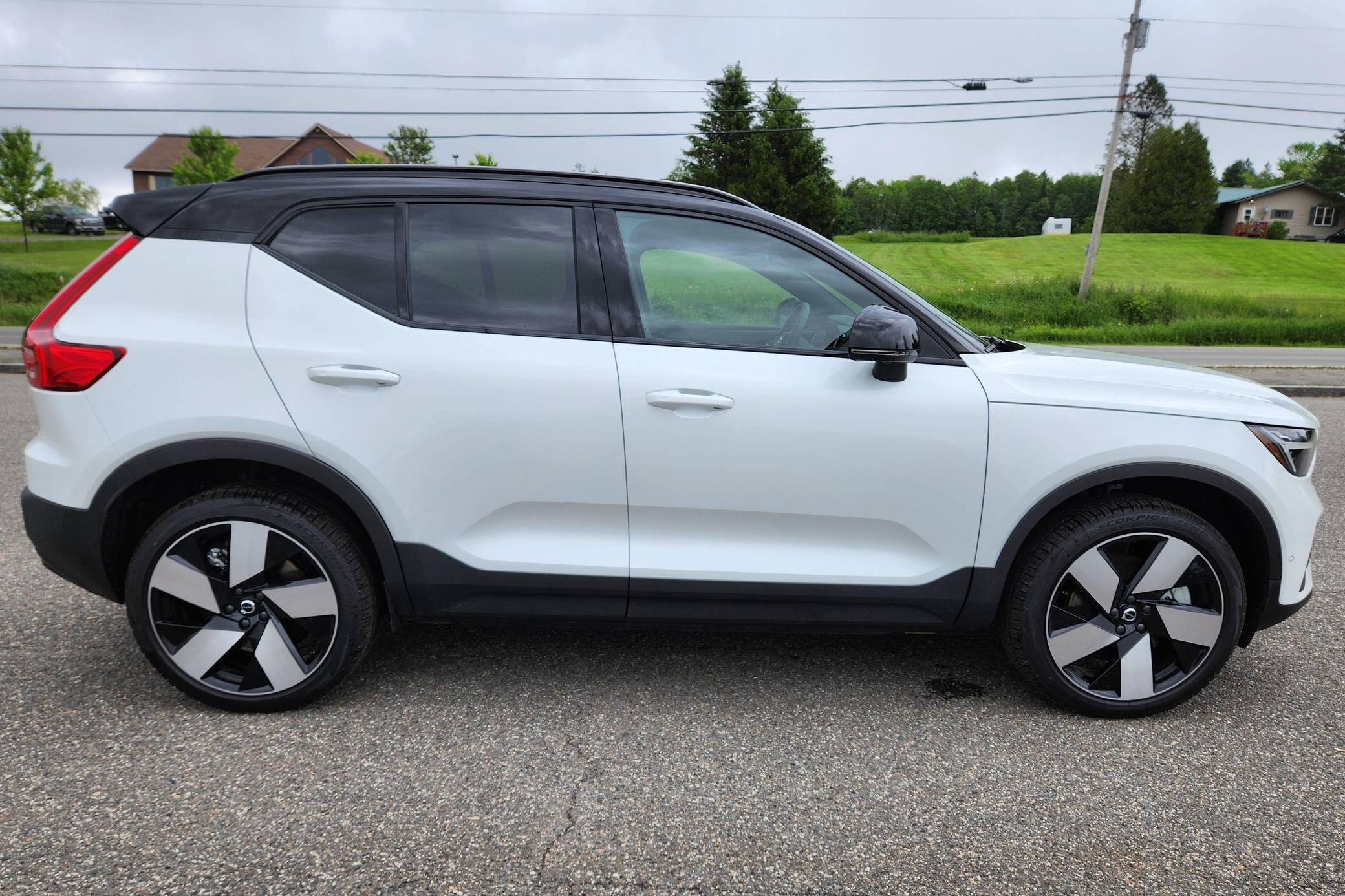 2023 Volvo XC40 sold at auction for $42,500