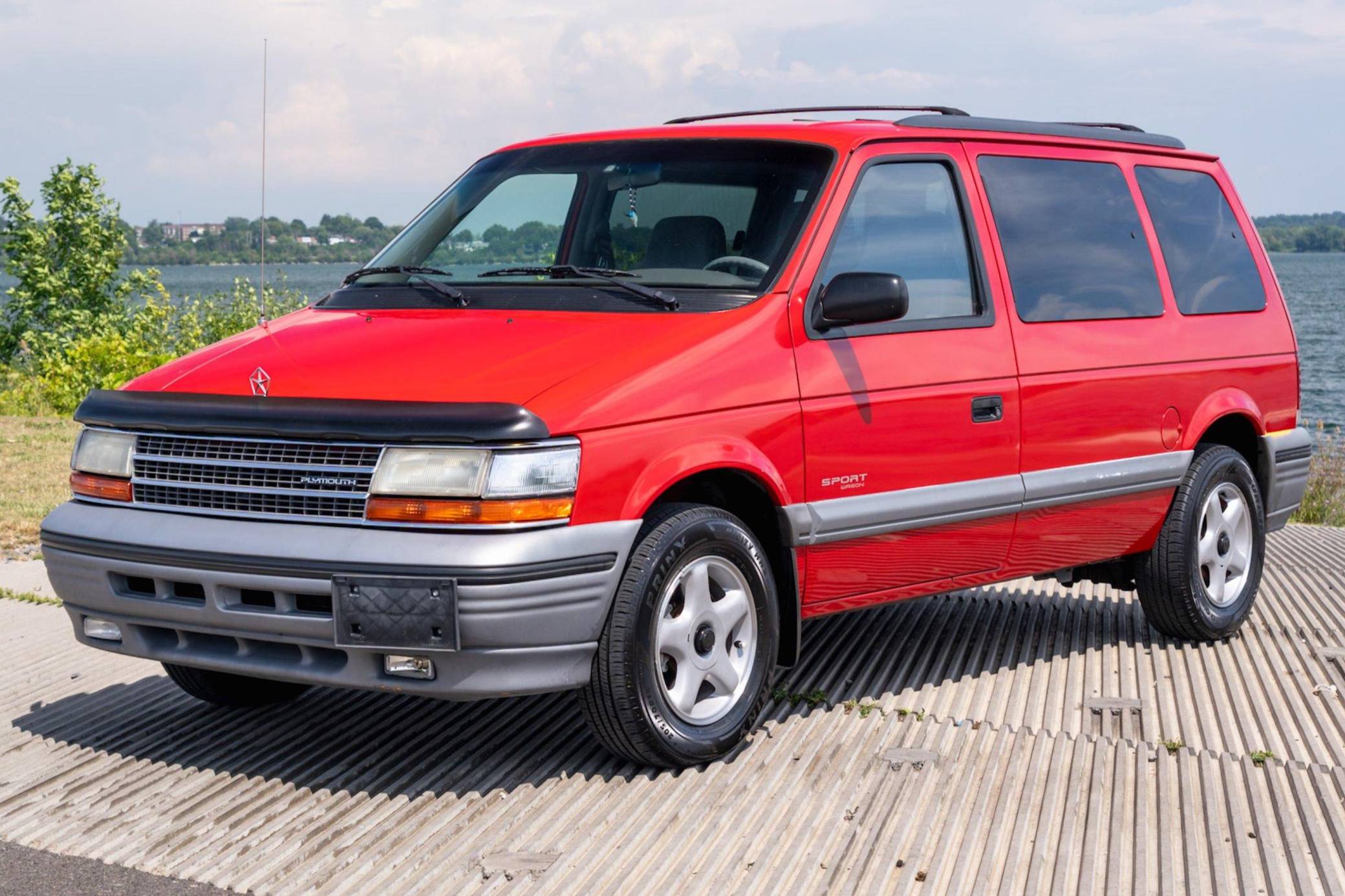 1995 Plymouth Voyager sold at auction for $3,600