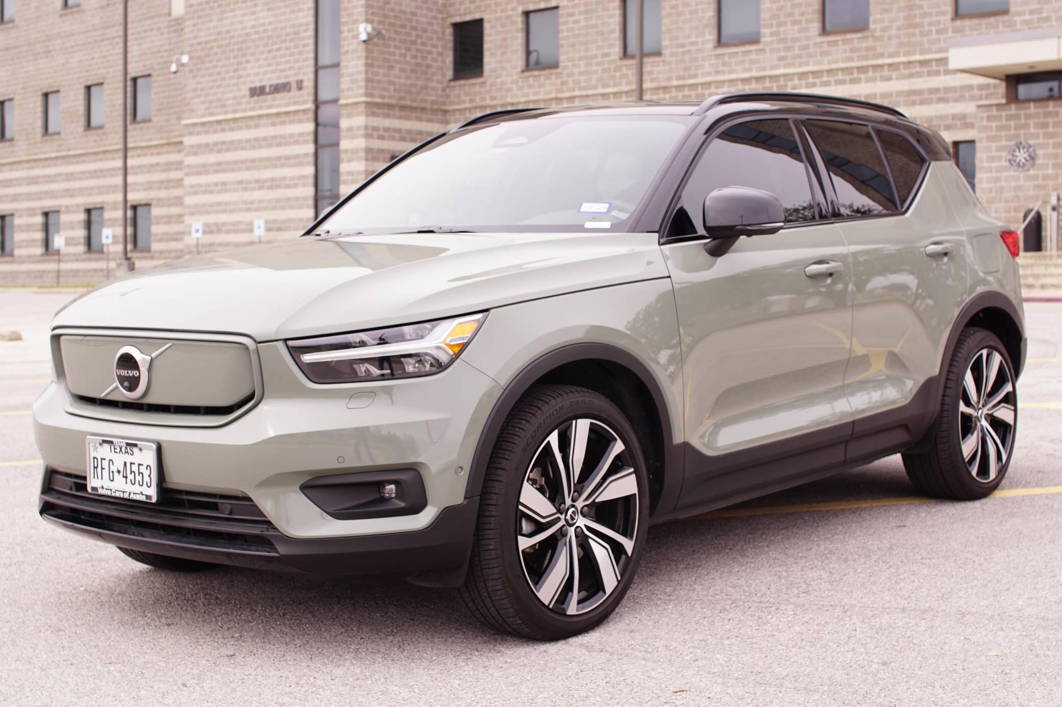 2022 Volvo XC40 sold at auction for $41,000