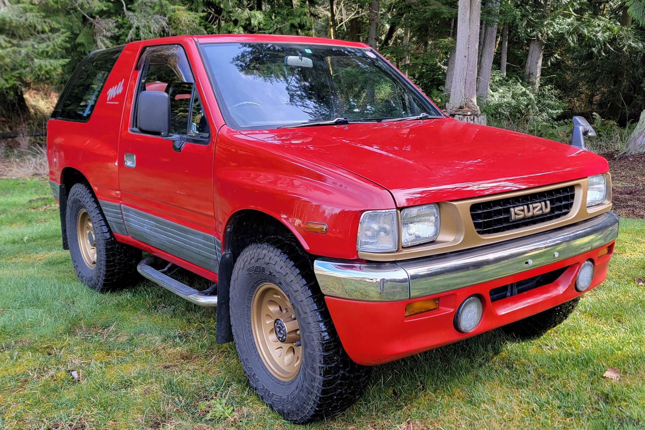 1992 Isuzu Amigo sold at auction for $8,001