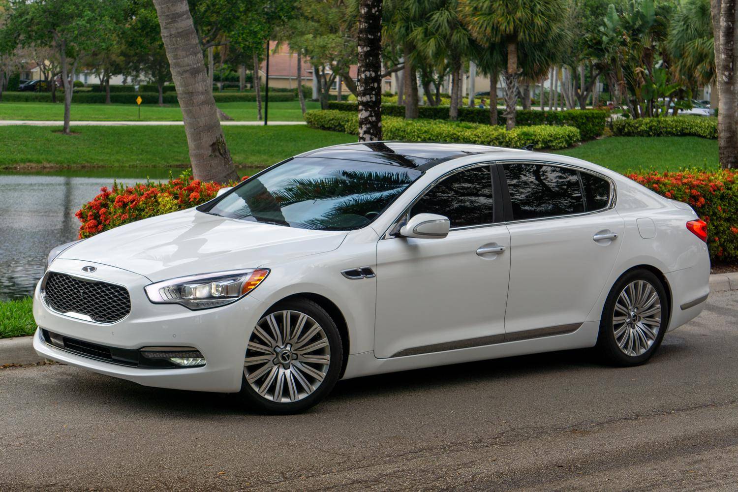 2015 Kia K900 sold at auction for $16,252