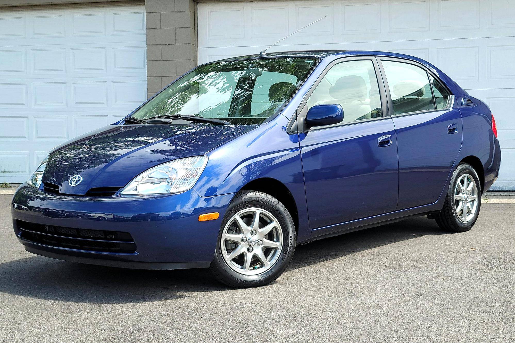 2003 Toyota Prius sold at auction for $8,369