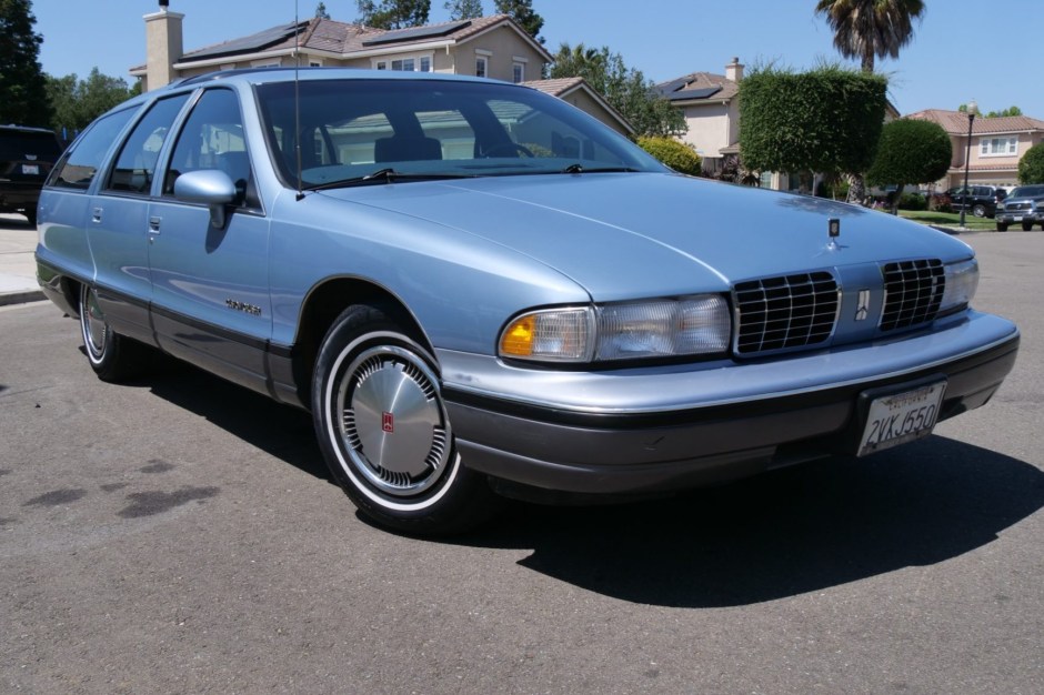 1991 Oldsmobile Custom Cruiser sold at auction for $9,333