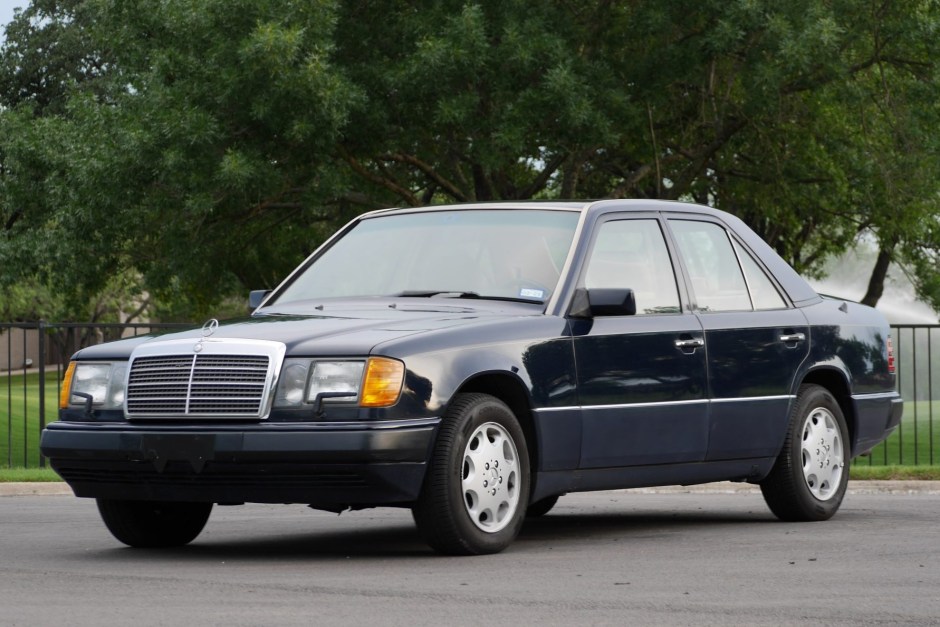 1992 Mercedes-Benz 400 sold at auction for $7,600