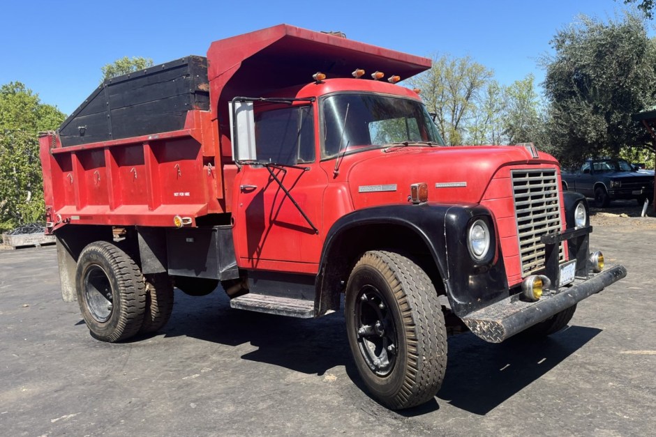 1972 International Harvester Loadstar sold at auction for $3,500