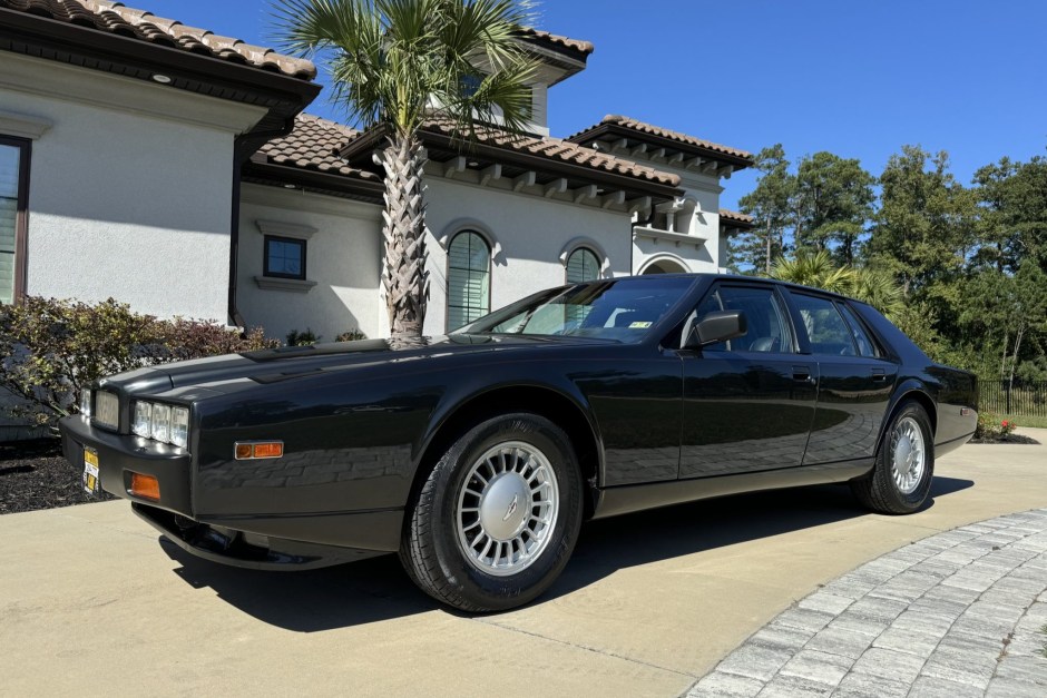 1989 Aston Martin Lagonda sold at auction for $134,000
