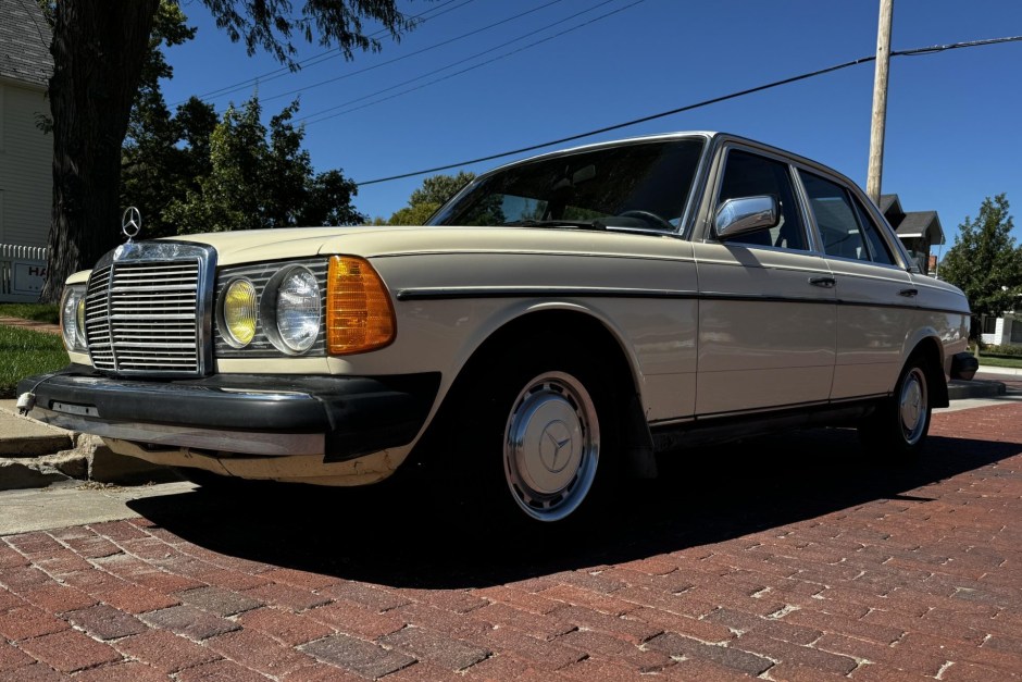 1981 Mercedes-Benz 240 sold at auction for $3,951