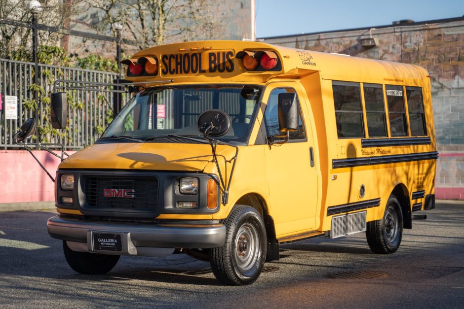2002 GMC Savana sold at auction for $8,000