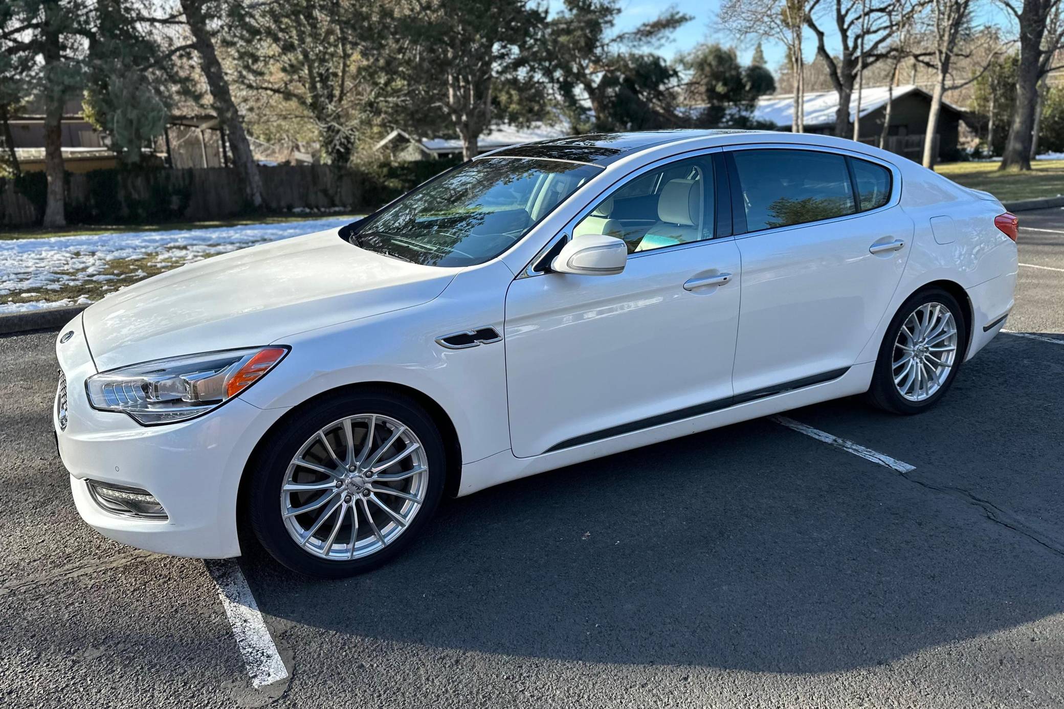 2015 Kia K900 sold at auction for $15,250