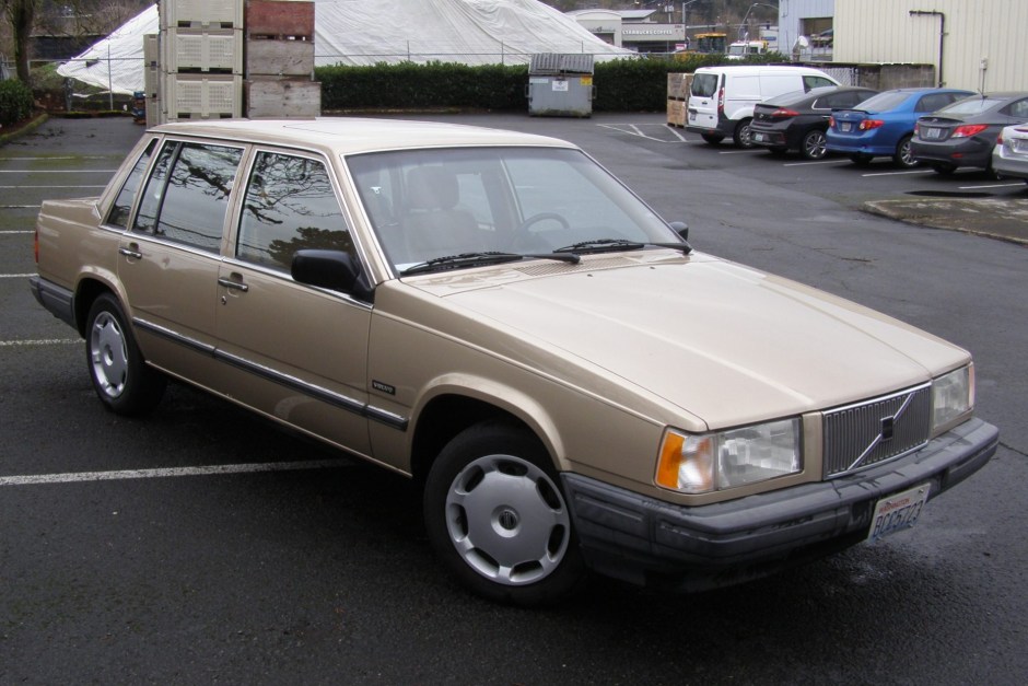 1990 Volvo 700 Series sold at auction for $4,500