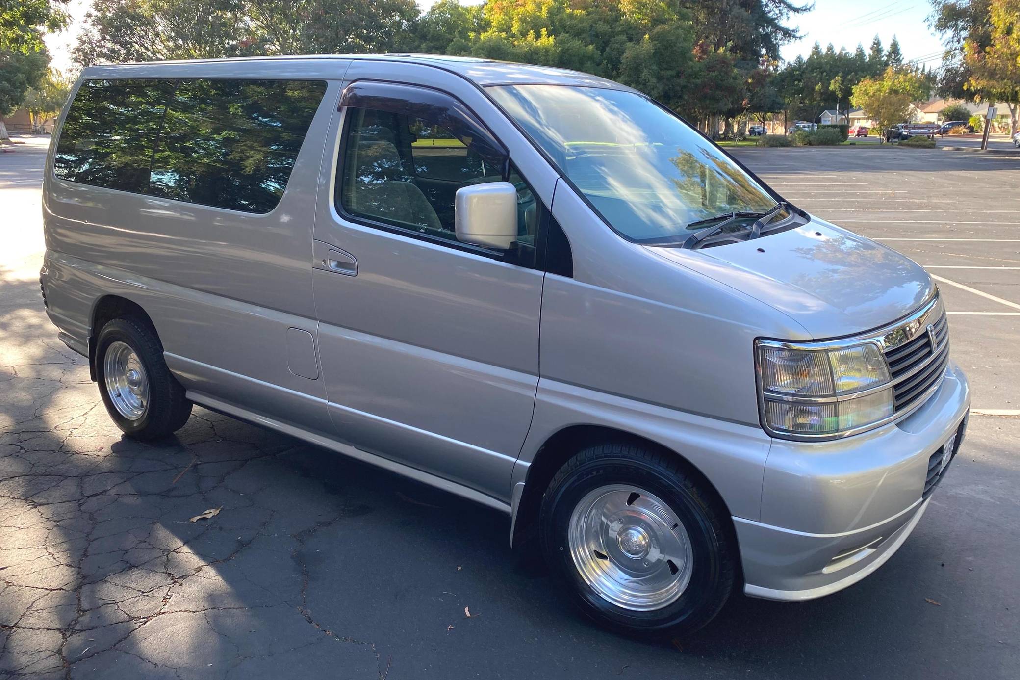 1998 Nissan Elgrand sold at auction for $6,000