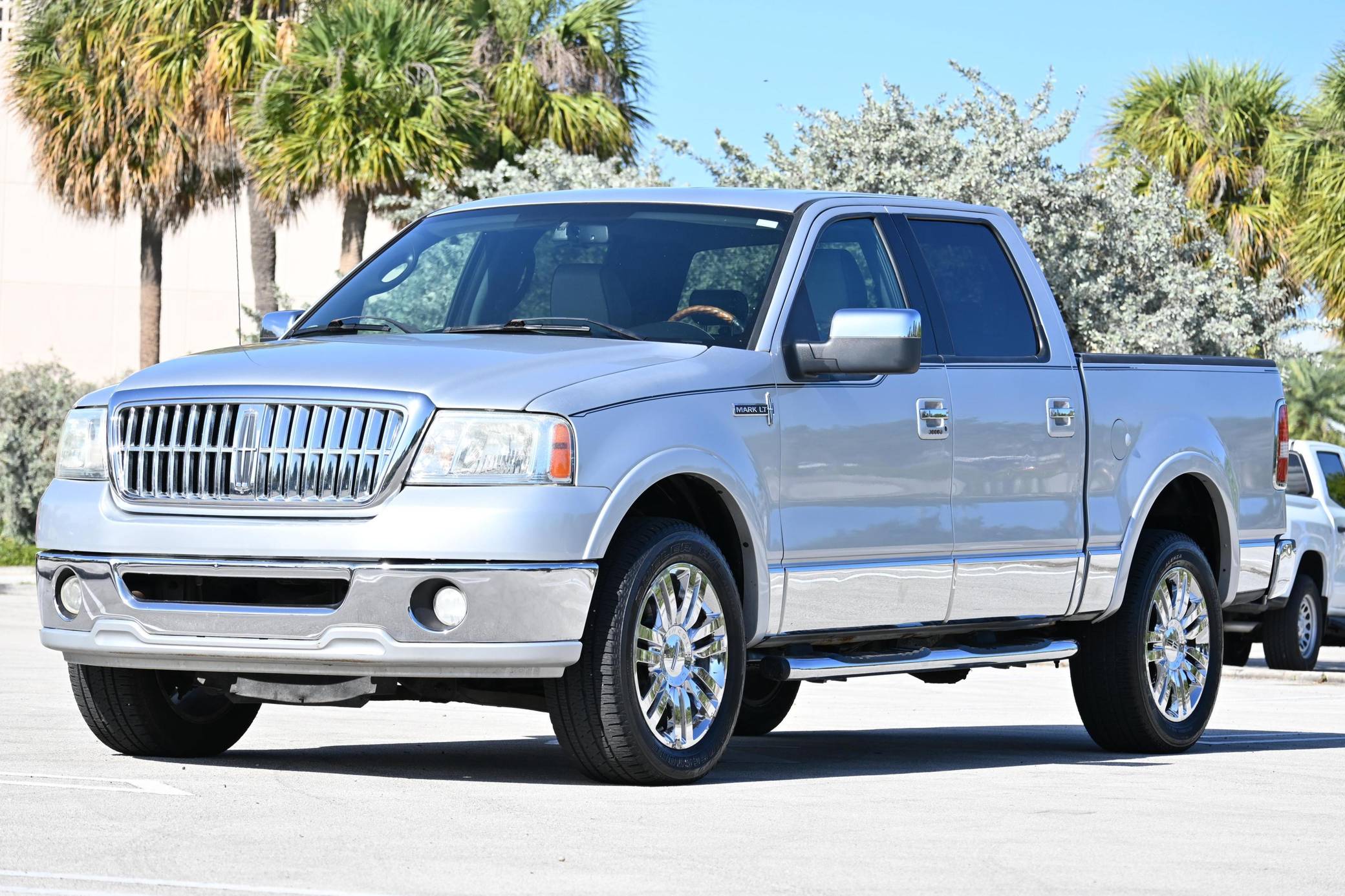 2007 Lincoln Mark LT sold at auction for $11,500