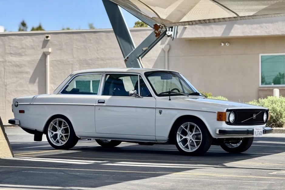 1973 Volvo 140 Series sold at auction for $5,142