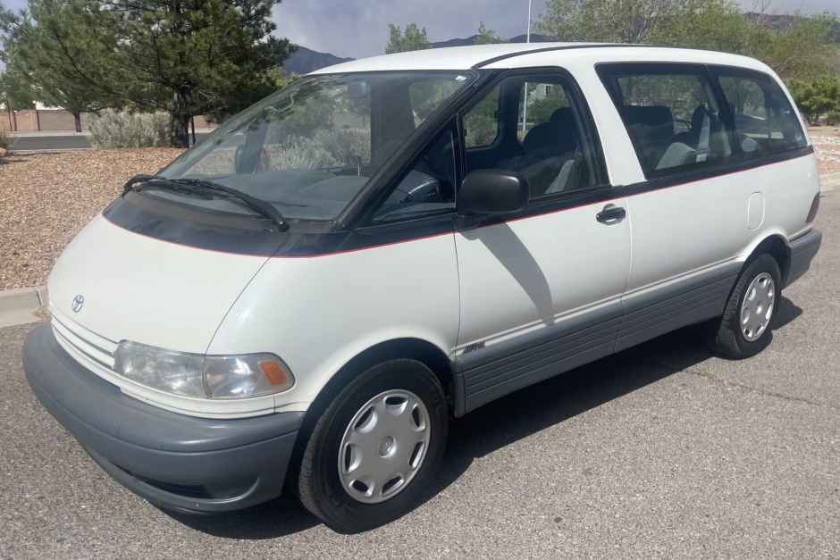 1994 Toyota Estima sold at auction for $10,000