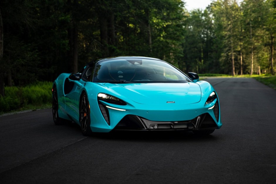 2025 McLaren Artura sold at auction for $258,000