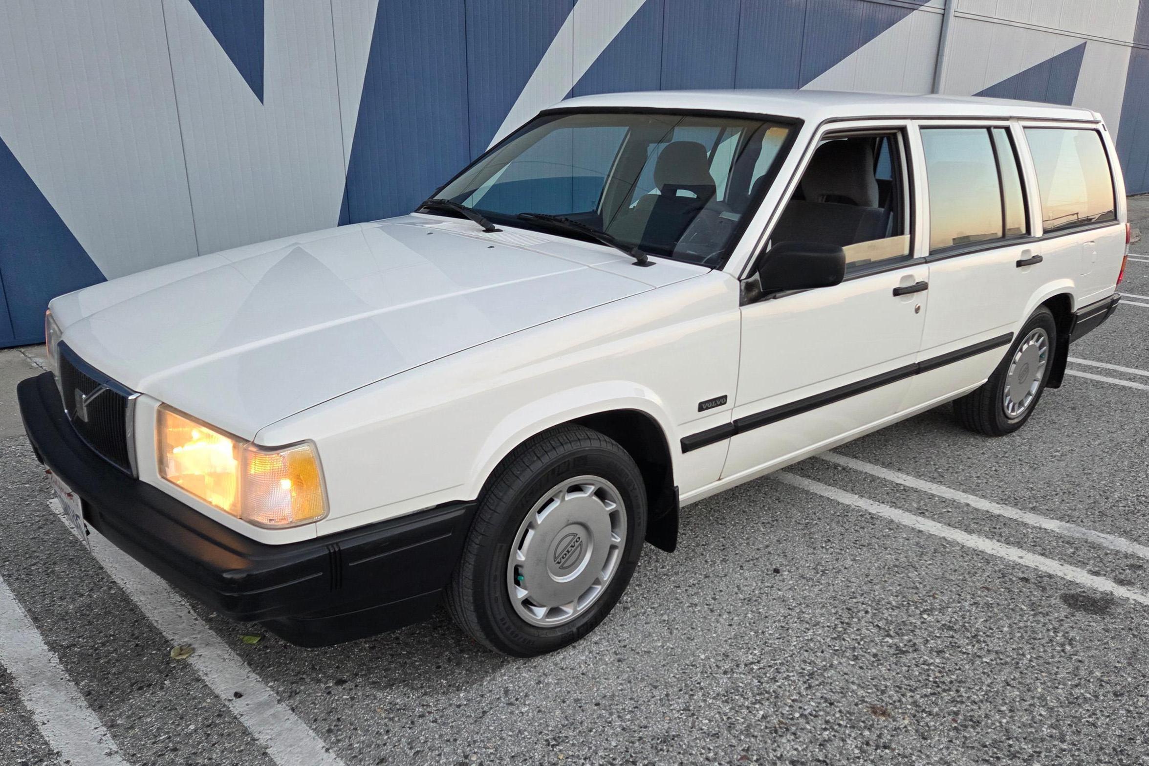 1995 Volvo 940 sold at auction for $6,100