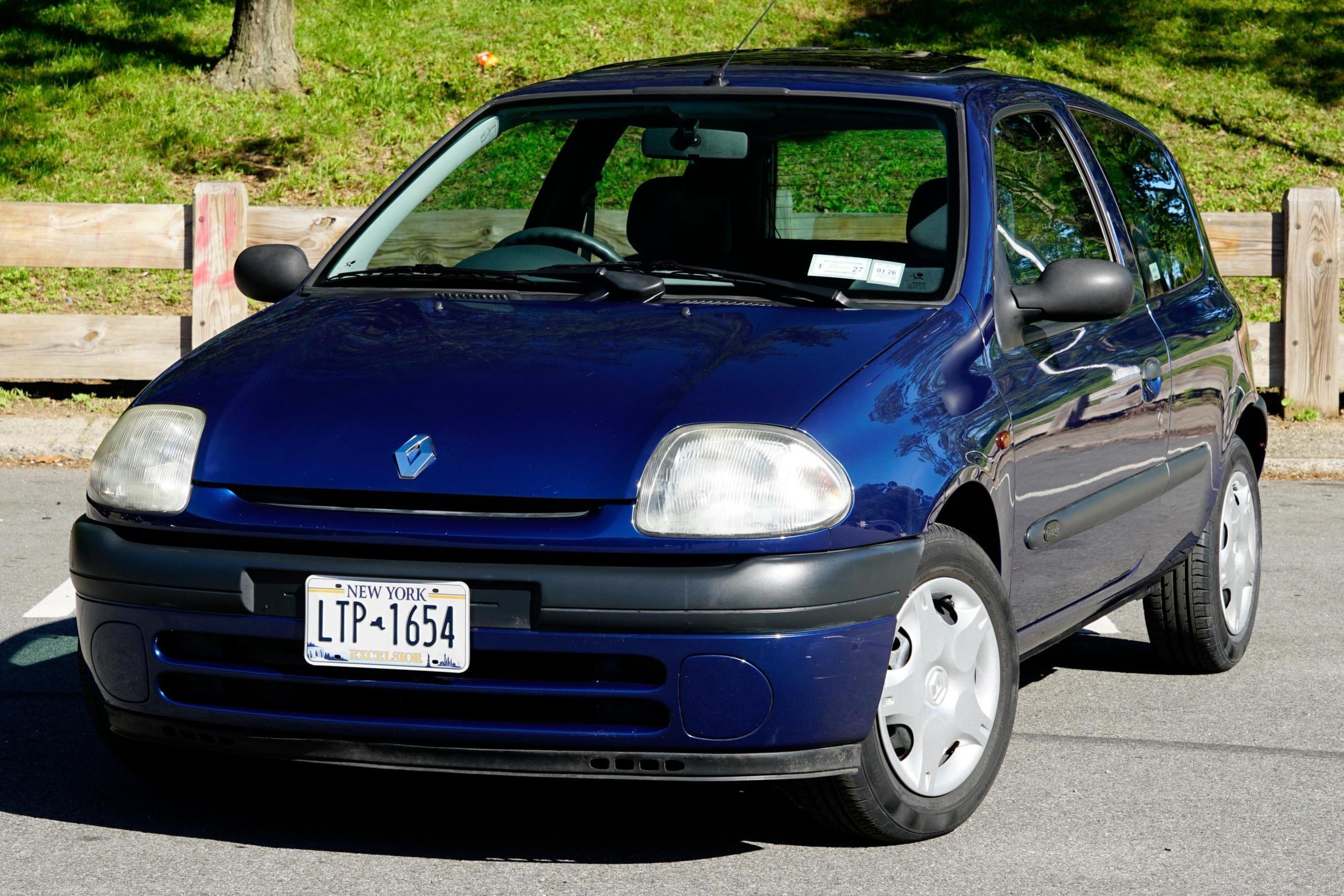 2000 Renault Clio sold at auction for $3,400