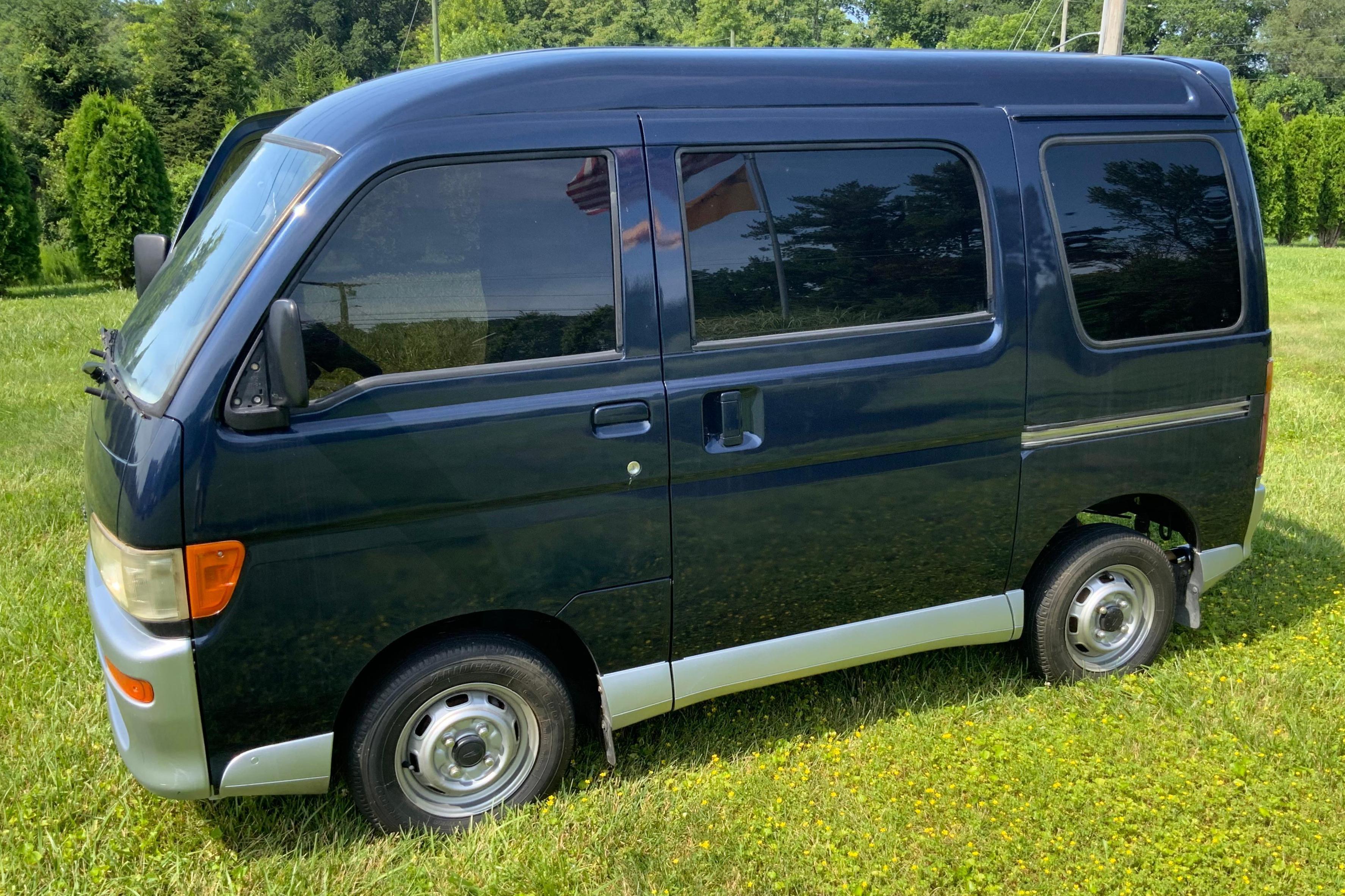 1994 Daihatsu Atrai sold at auction for $7,100