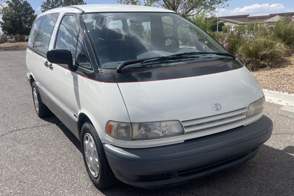 1994 Toyota Estima sold at auction for $12,750