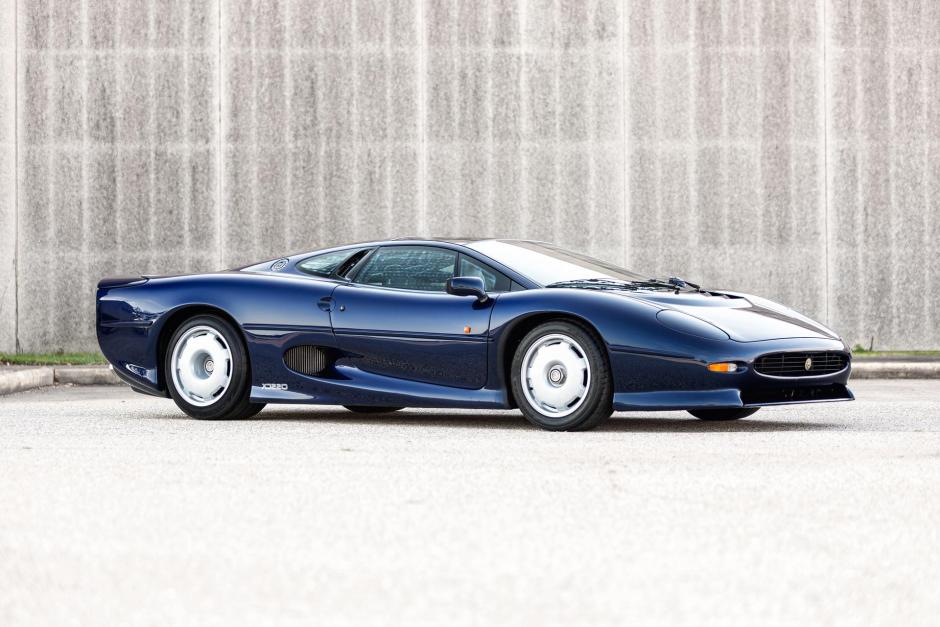 1993 Jaguar XJ220 sold at auction for $501,000