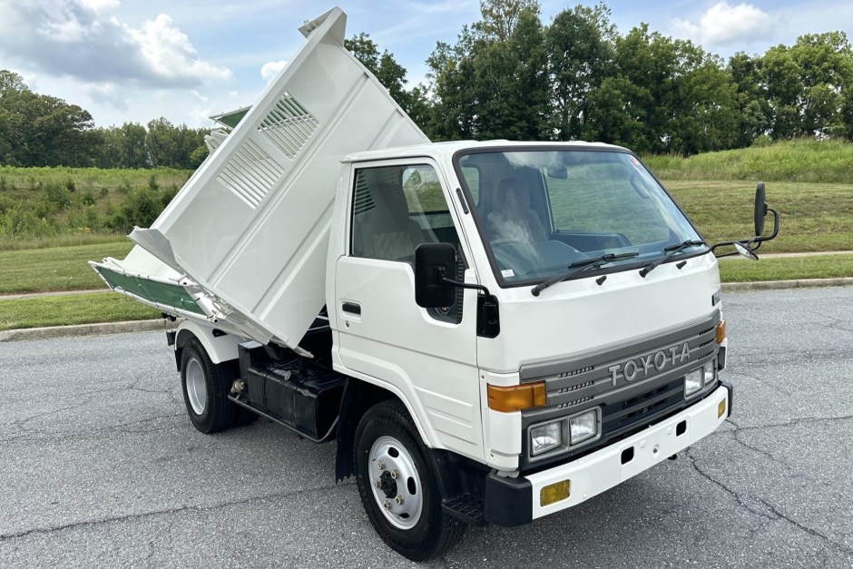 1993 Toyota Dyna sold at auction for $19,000