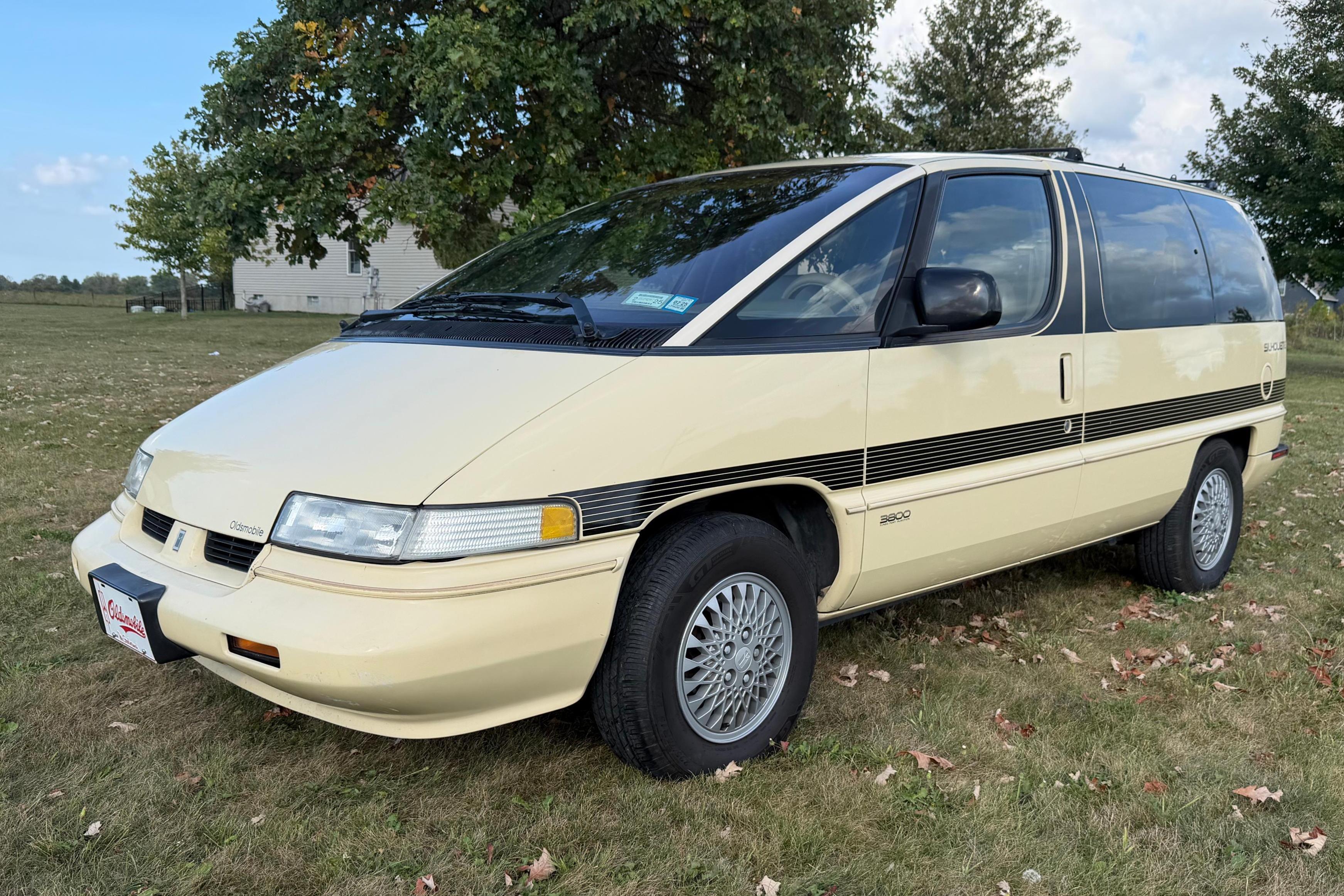 1992 Oldsmobile Silhouette sold at auction for $6,700