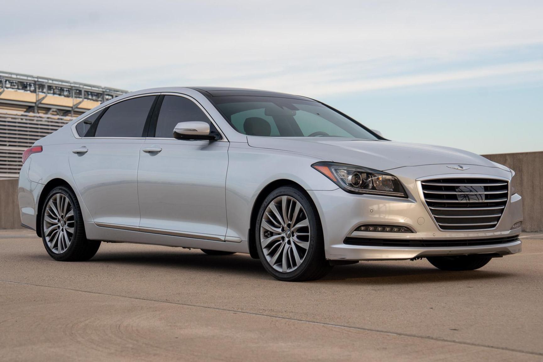 2015 Hyundai Genesis sold at auction for $16,250