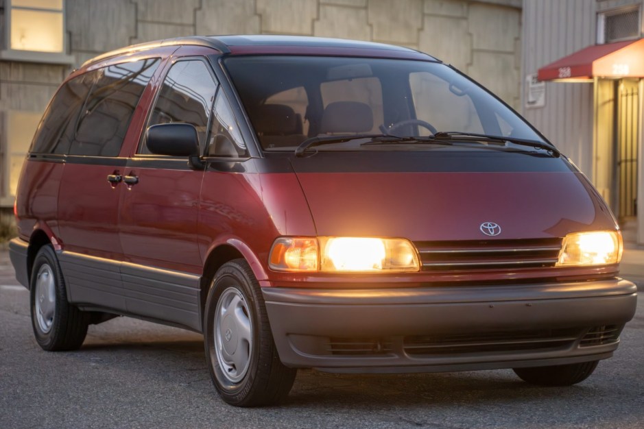 1994 Toyota Estima sold at auction for $5,200