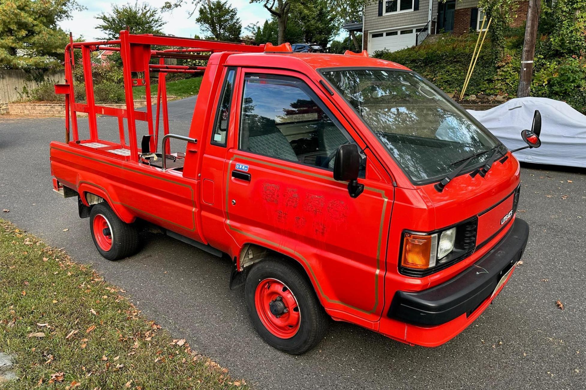 1996 Toyota LiteAce sold at auction for $5,200