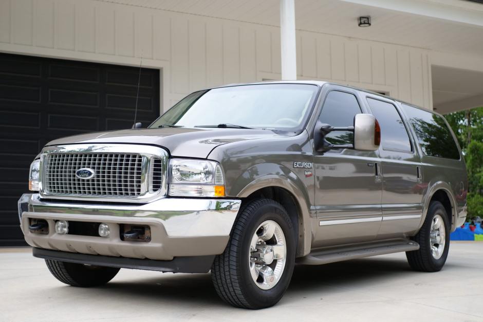 2002 Ford Excursion sold at auction for $27,000