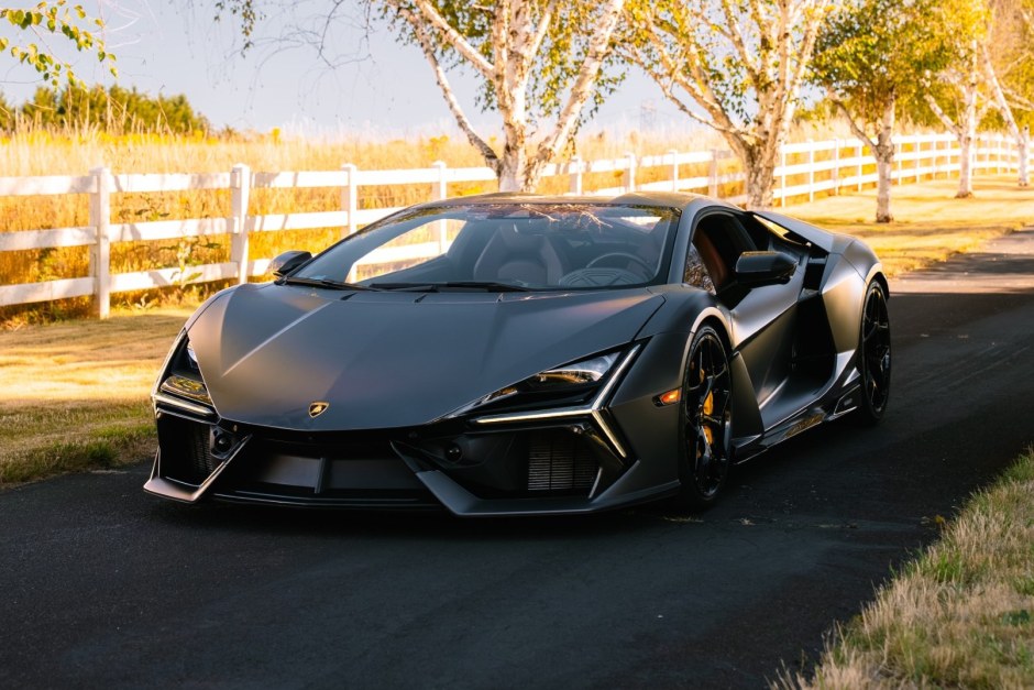 2025 Lamborghini Revuelto sold at auction for $679,999
