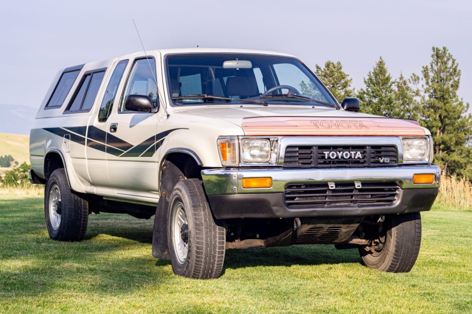 1990 Toyota Hilux sold at auction for $11,950