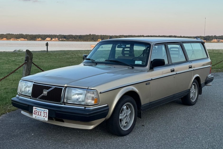 1991 Volvo 240 Series sold at auction for $11,250
