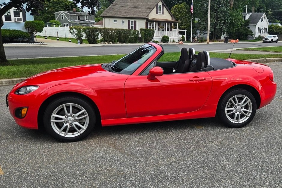 2009 Mazda MX-5 sold at auction for $16,750