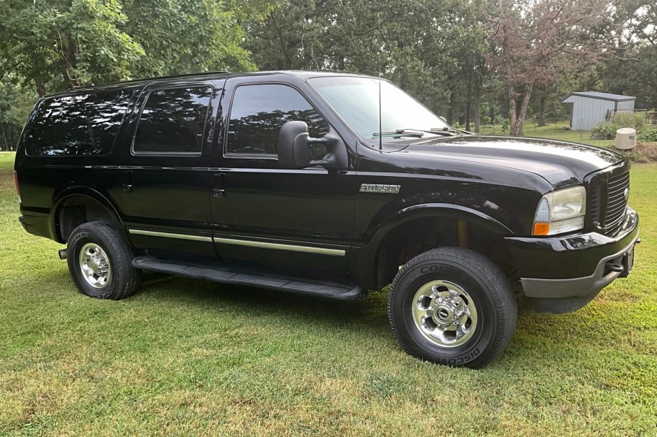 2002 Ford Excursion sold at auction for $20,500
