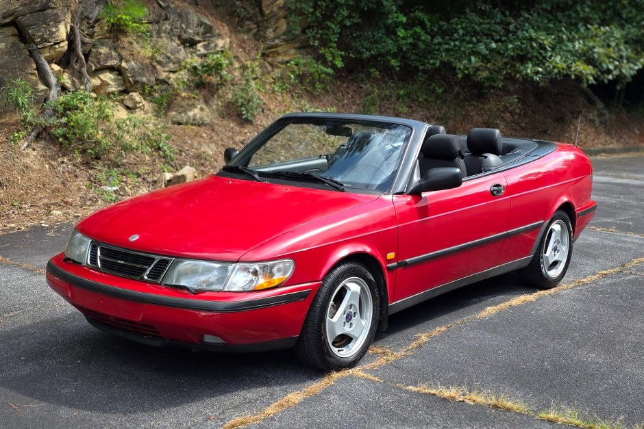 1998 Saab 900 sold at auction for $4,600