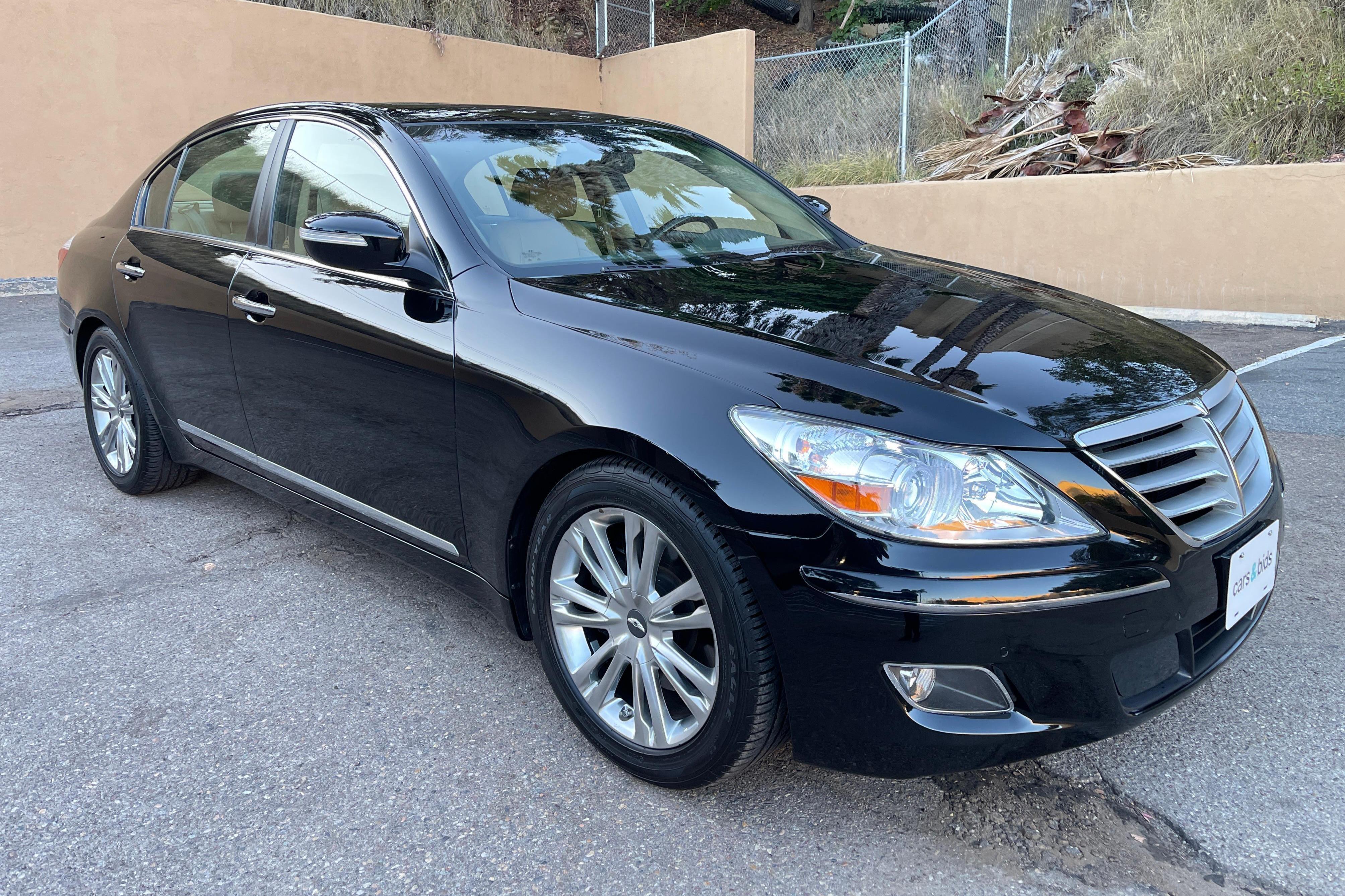 2011 Hyundai Genesis sold at auction for $13,500