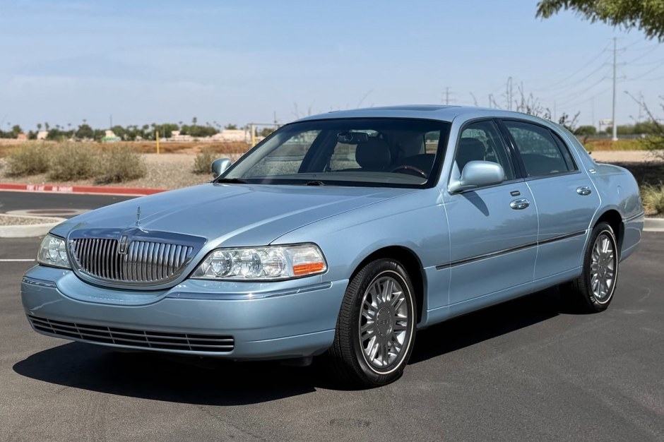 2006 Lincoln Town Car sold at auction for $12,750