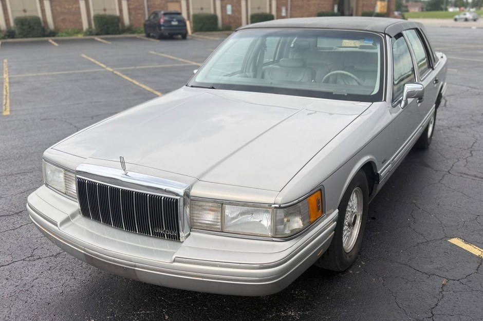 1991 Lincoln Town Car sold at auction for $2,900