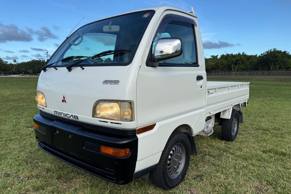 1998 Mitsubishi Minicab sold at auction for $6,812