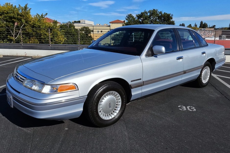 1994 Ford Crown Victoria sold at auction for $6,800