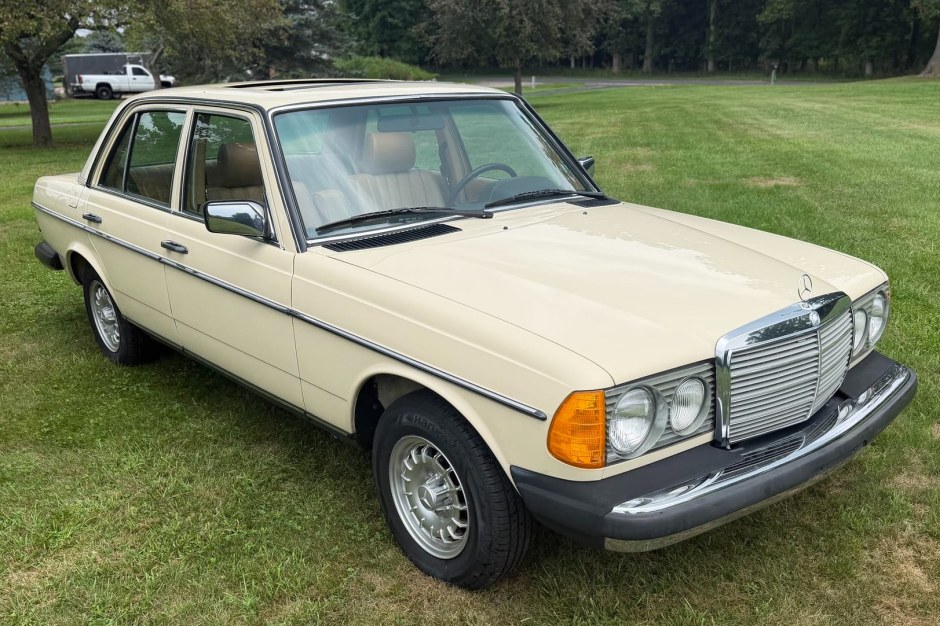 1983 Mercedes-Benz W123 sold at auction for $27,250