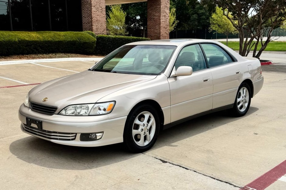 2000 Lexus ES sold at auction for $13,250