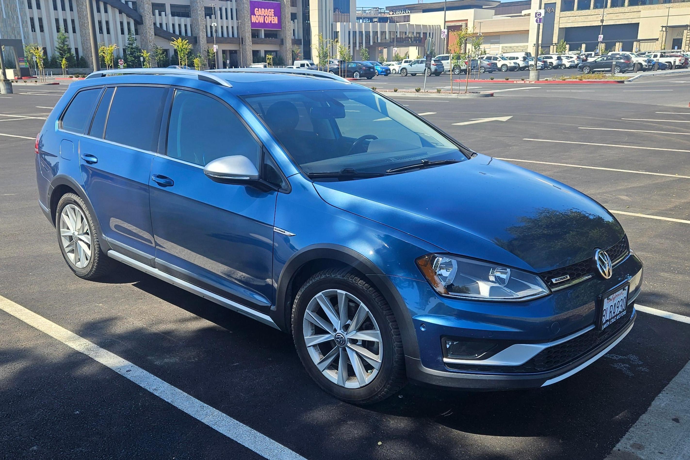 2017 Volkswagen Golf sold at auction for $13,610
