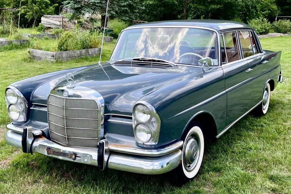 1961 Mercedes-Benz W111 sold at auction for $5,739