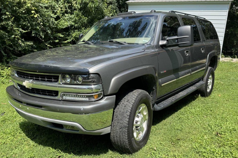 2001 Chevrolet Suburban sold at auction for $14,500
