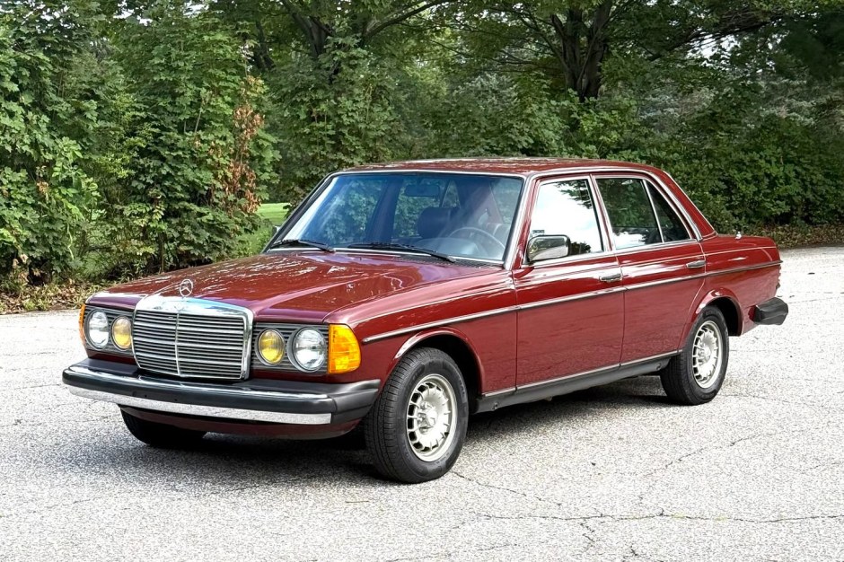 1983 Mercedes-Benz W123 sold at auction for $45,500