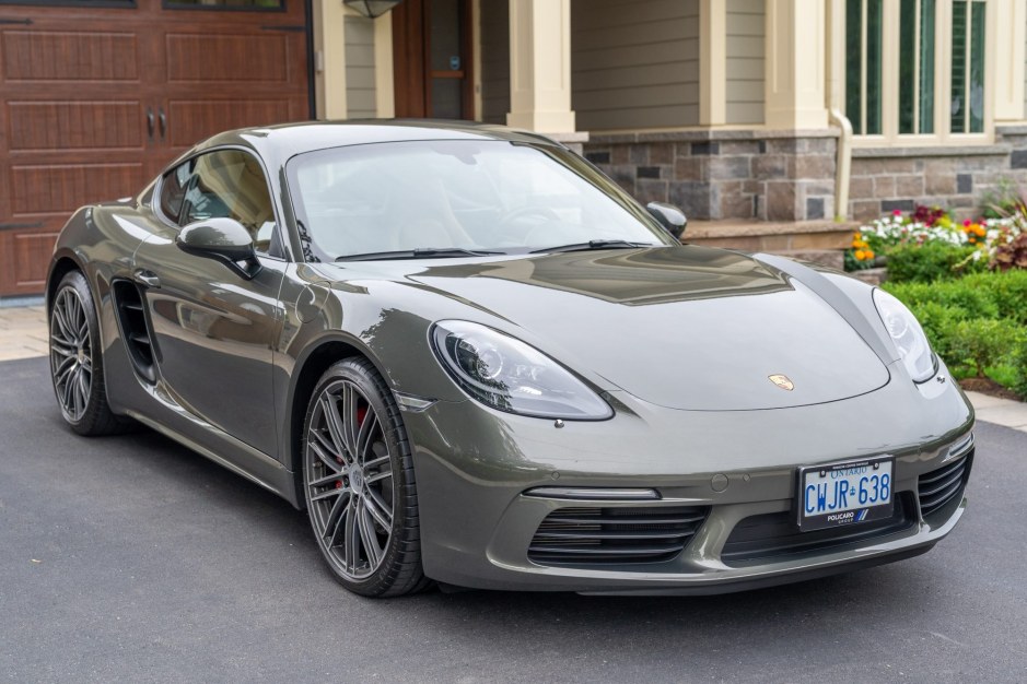 2022 Porsche Cayman sold at auction for $68,000