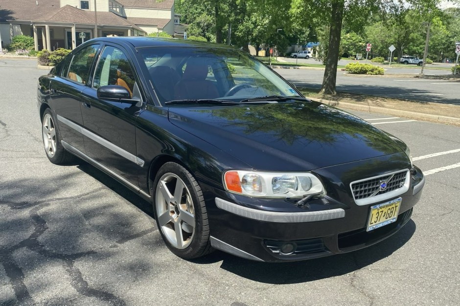 2004 Volvo S60 sold at auction for $6,100