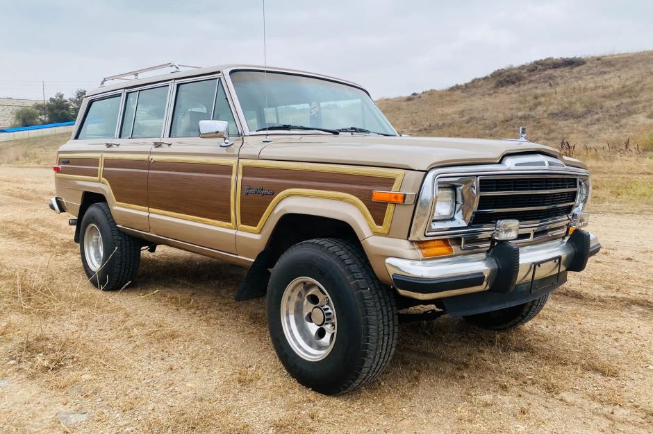 1990 Jeep Wagoneer/Grand Wagoneer (1963–1991) sold at auction for $26,750